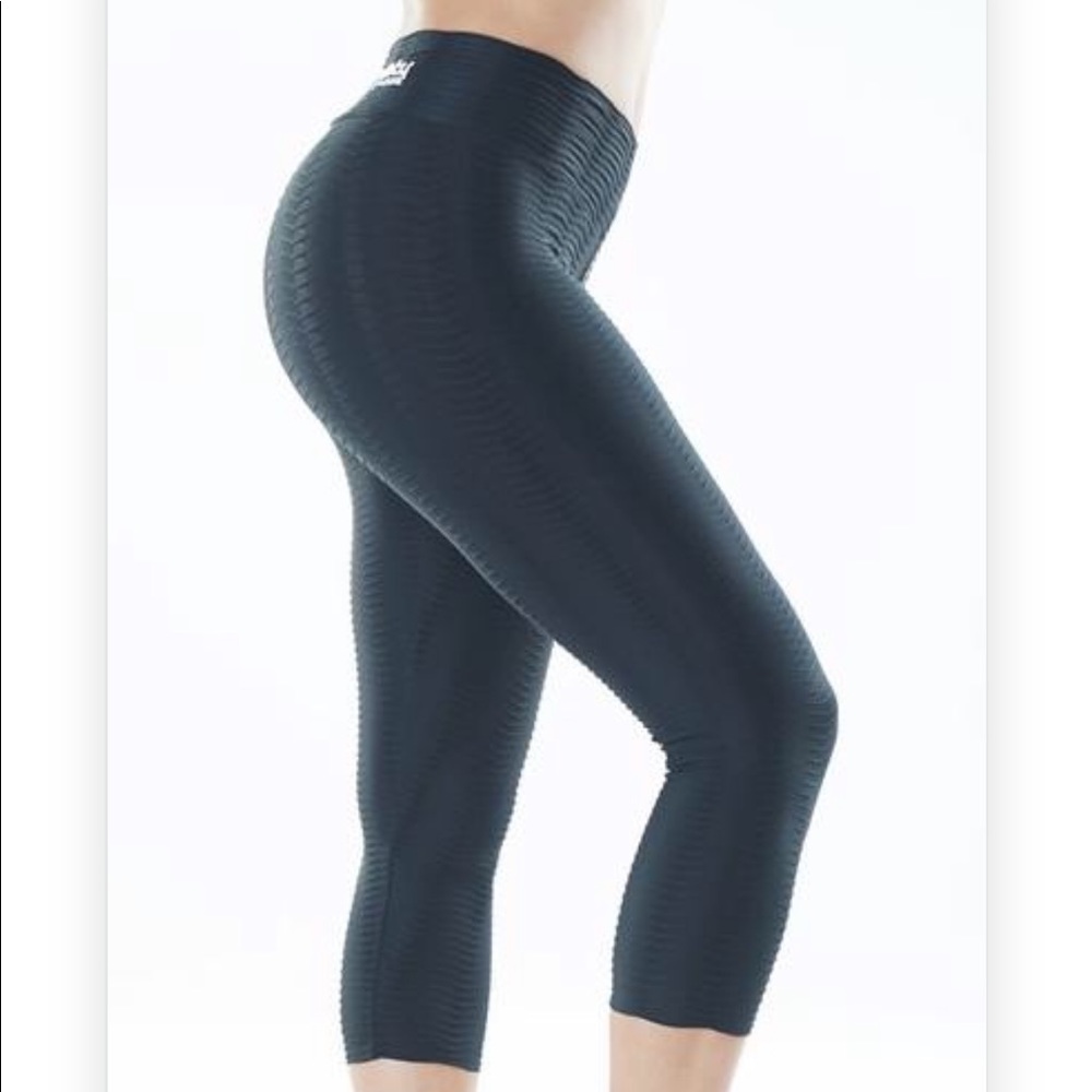 Booty by Brabants Textured Cropped Leggings